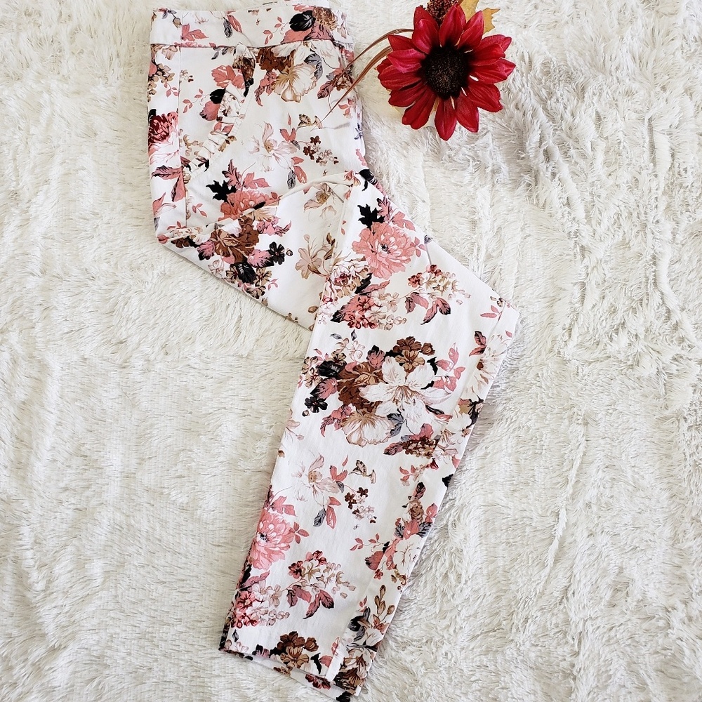 3/$25 Retrology Size 6 Floral Print Skinny Jeans